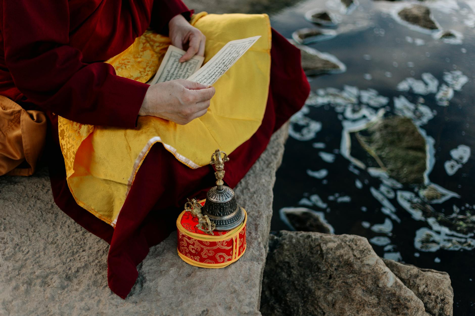 Niệm Phật: Kết Nối Với Sự Từ Bi và Trí Tuệ